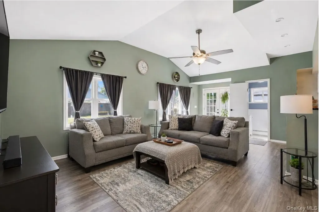1433 Manatuck Boulevard Bay Shore NY 11706