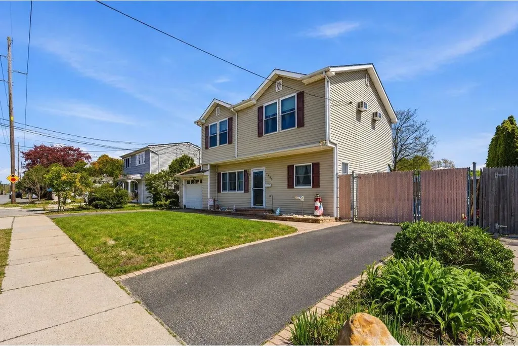 1433 Manatuck Boulevard Bay Shore NY 11706