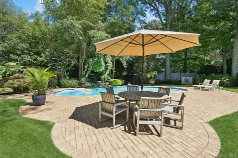 11 Cobblestone Court Centerport NY 11721