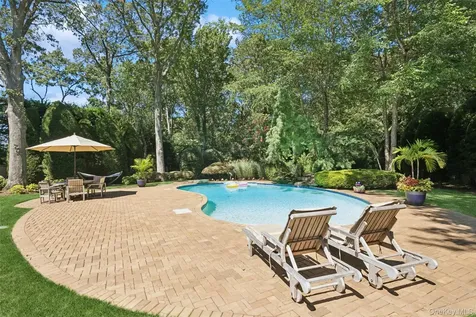 11 Cobblestone Court Centerport NY 11721