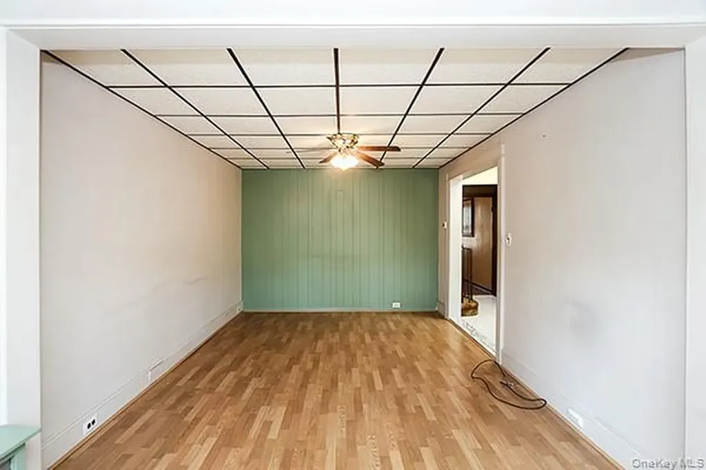 7746 79th Place Glendale NY 11385