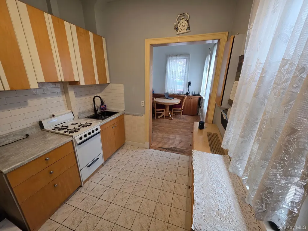 5427 Arnold Avenue Maspeth NY 11378