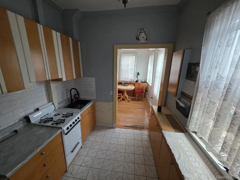 5427 Arnold Avenue Maspeth NY 11378
