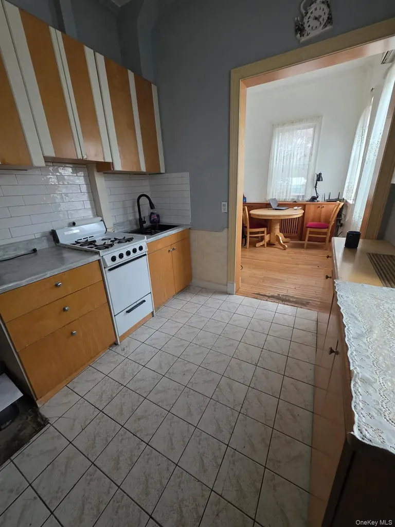 5427 Arnold Avenue Maspeth NY 11378