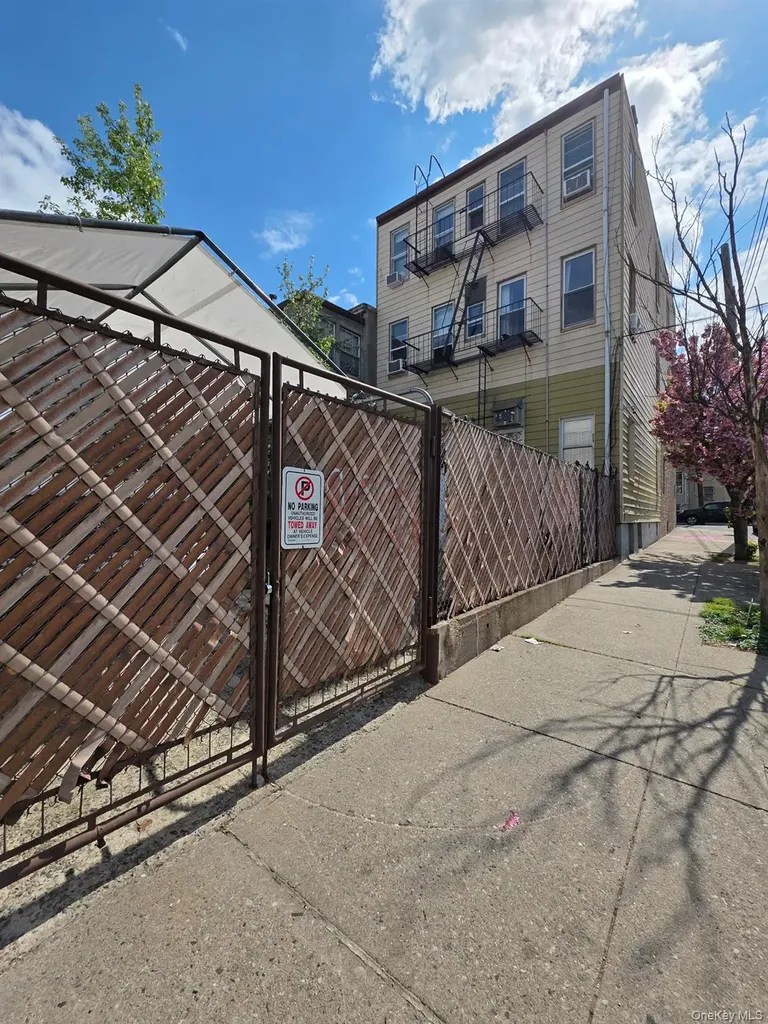 5427 Arnold Avenue Maspeth NY 11378