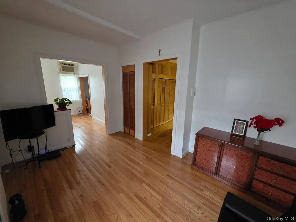 5427 Arnold Avenue Maspeth NY 11378