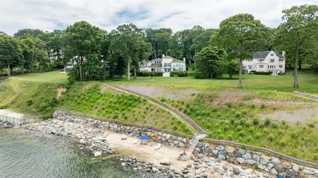 17 Sea Crest Drive Lloyd Neck NY 11743