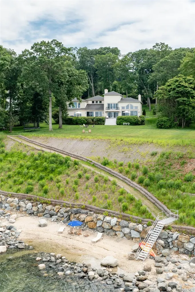 17 Sea Crest Drive Lloyd Neck NY 11743