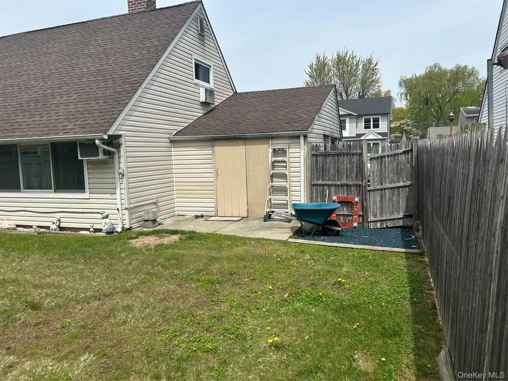6 Mead Lane Westbury NY 11590