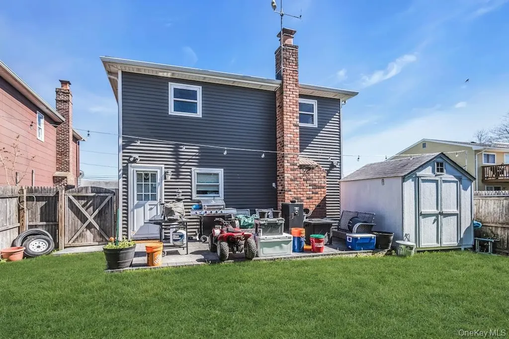 12 Spring Street Lindenhurst NY 11757