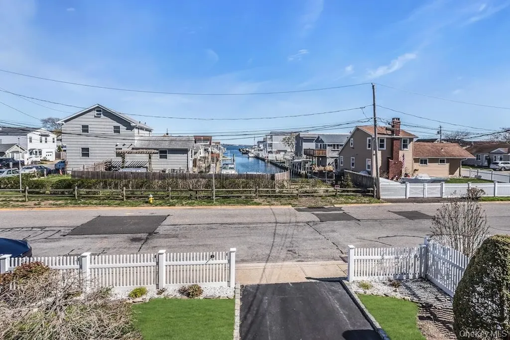12 Spring Street Lindenhurst NY 11757
