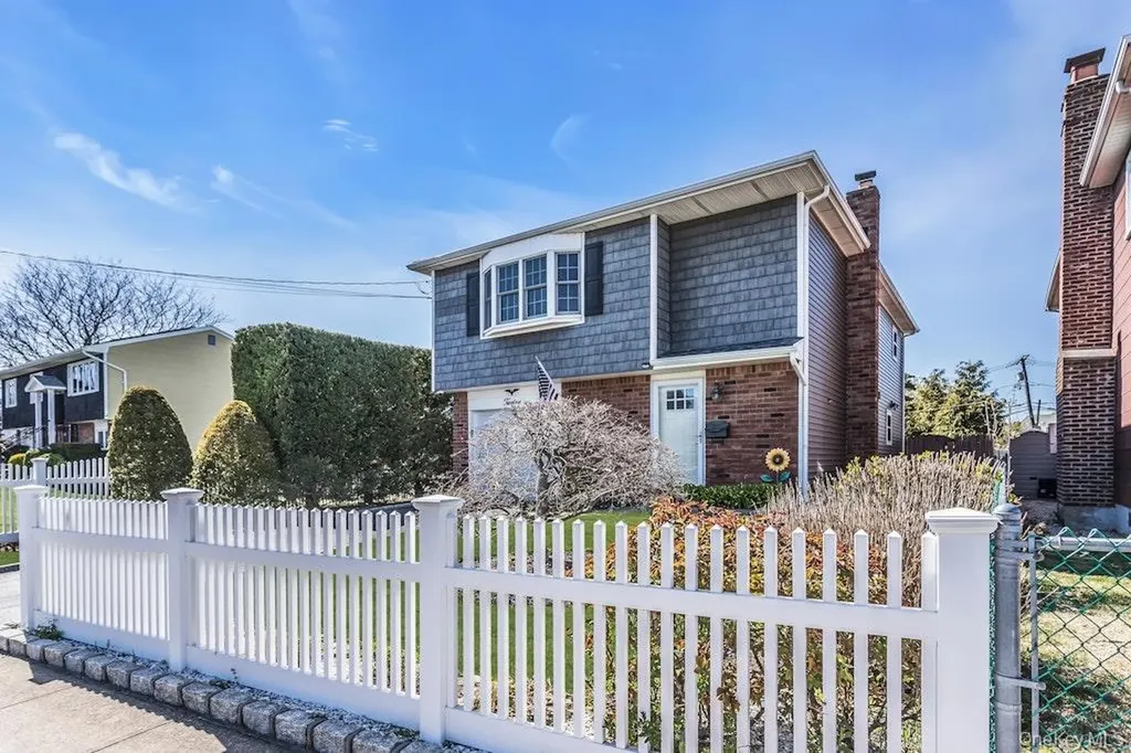 12 Spring Street Lindenhurst NY 11757