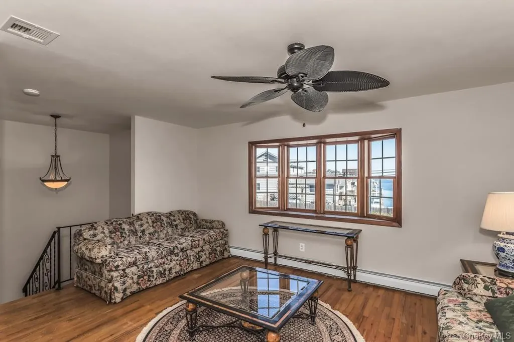 12 Spring Street Lindenhurst NY 11757