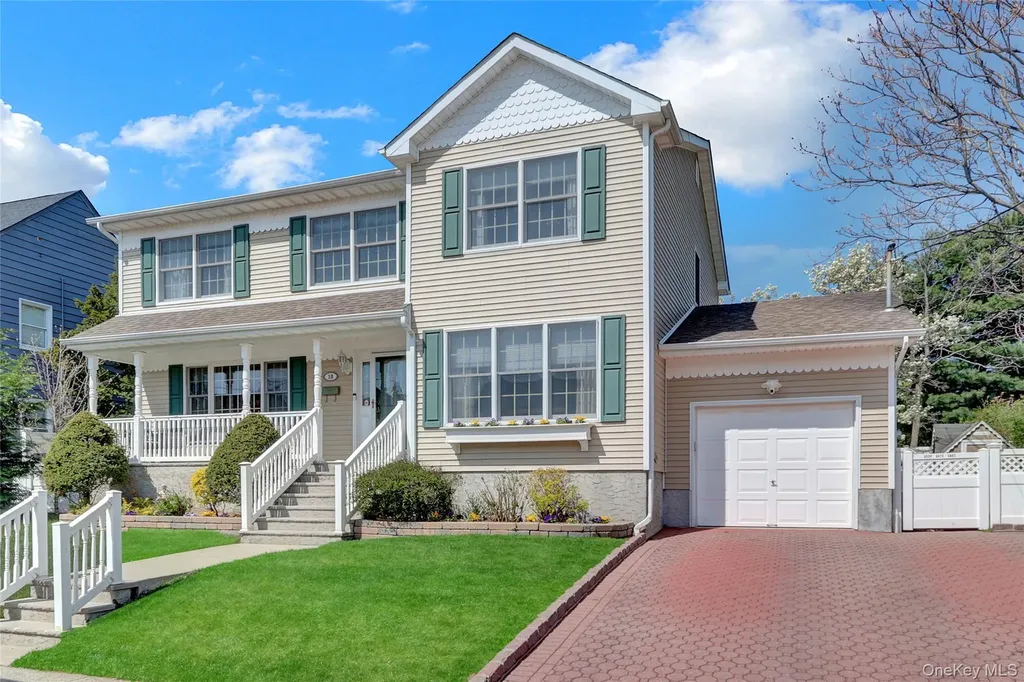 18 Hampton Road Lynbrook NY 11563
