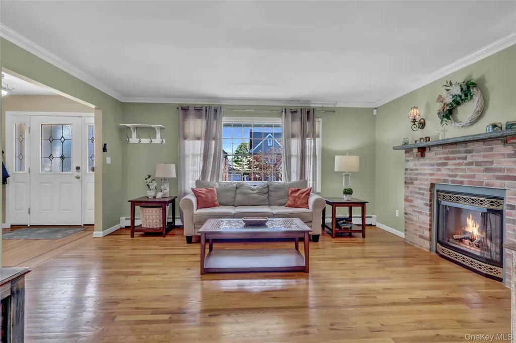 18 Hampton Road Lynbrook NY 11563