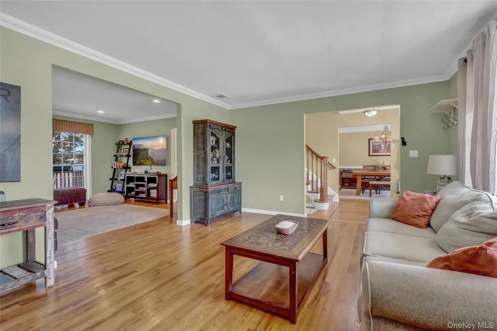 18 Hampton Road Lynbrook NY 11563