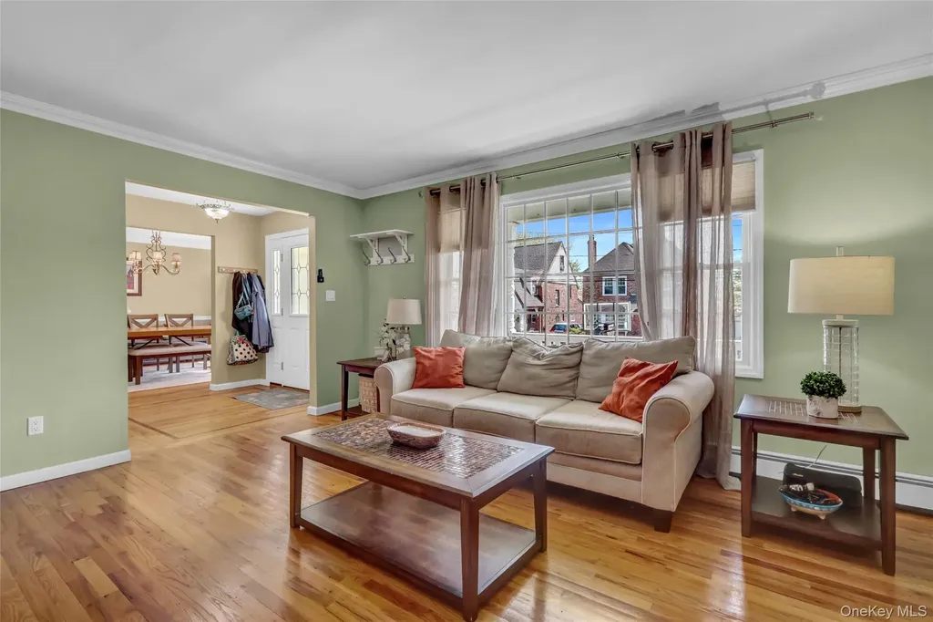 18 Hampton Road Lynbrook NY 11563