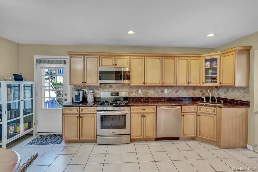 18 Hampton Road Lynbrook NY 11563