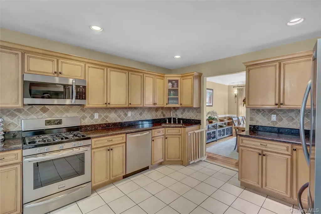 18 Hampton Road Lynbrook NY 11563