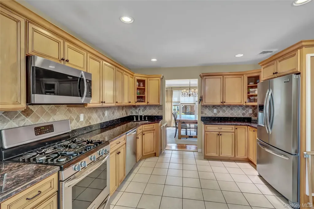 18 Hampton Road Lynbrook NY 11563