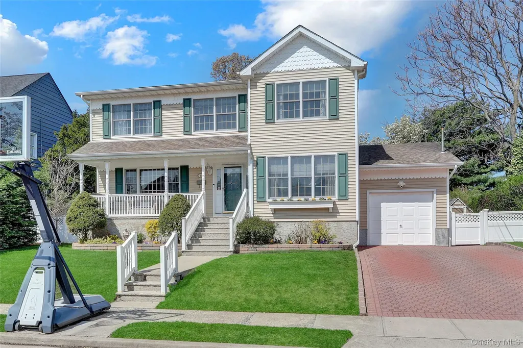 18 Hampton Road Lynbrook NY 11563