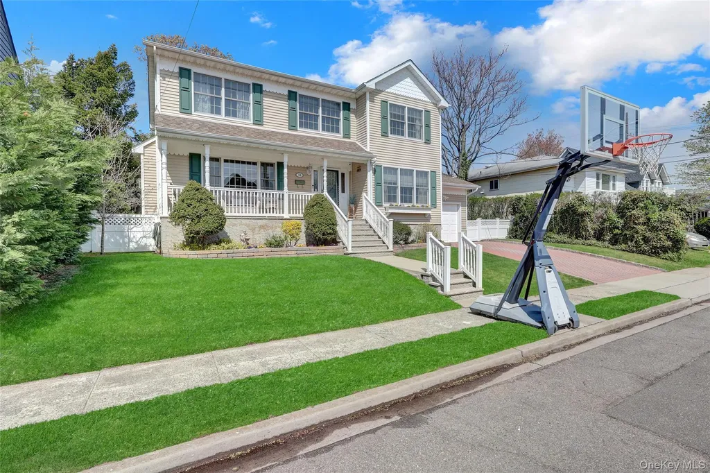 18 Hampton Road Lynbrook NY 11563