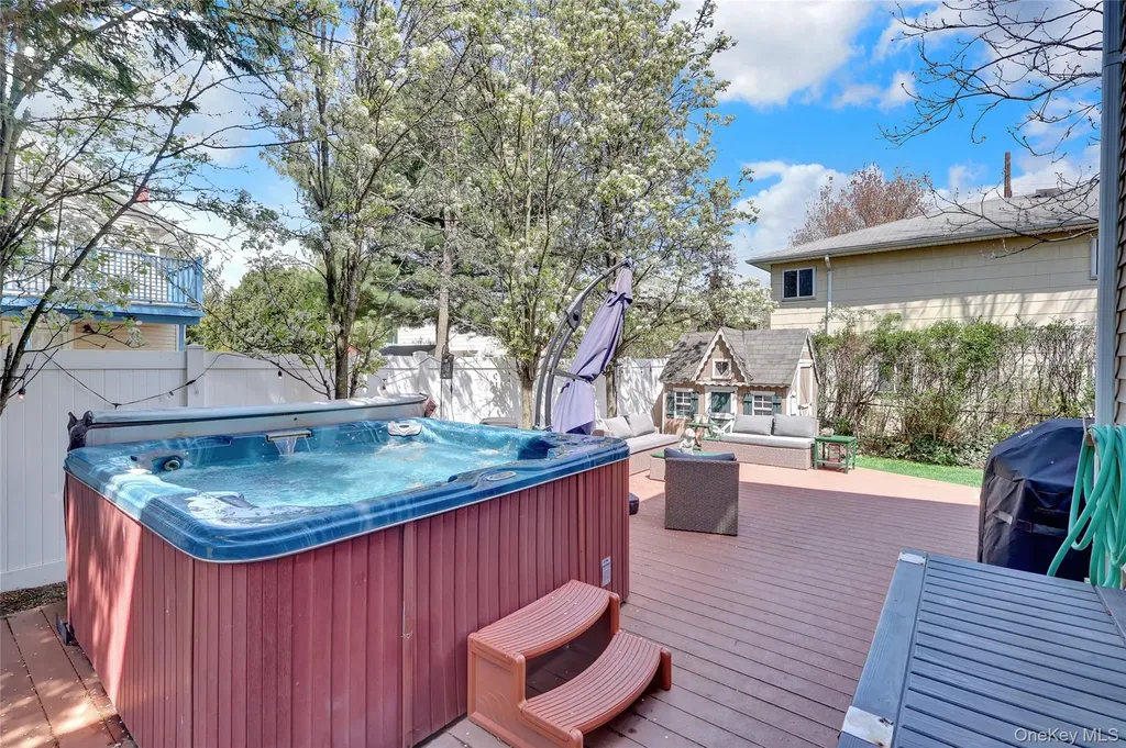 18 Hampton Road Lynbrook NY 11563