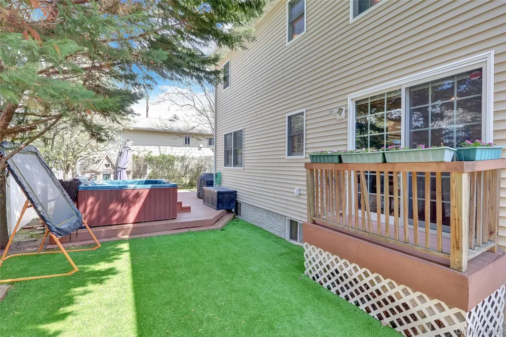 18 Hampton Road Lynbrook NY 11563
