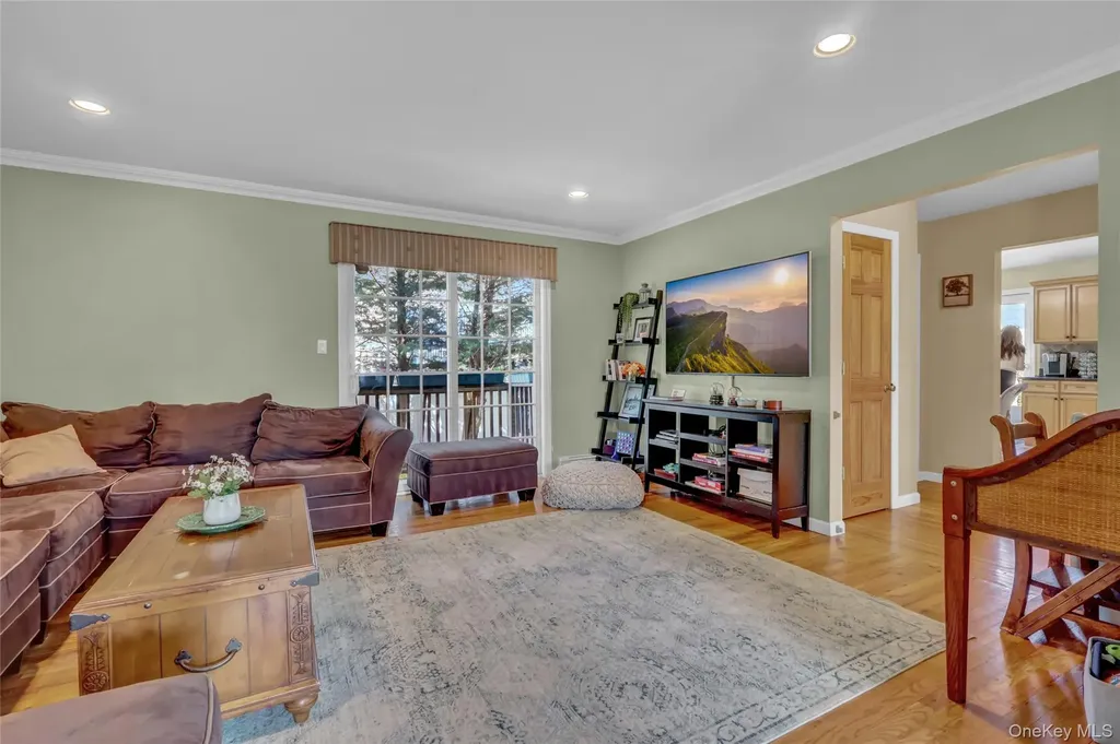 18 Hampton Road Lynbrook NY 11563