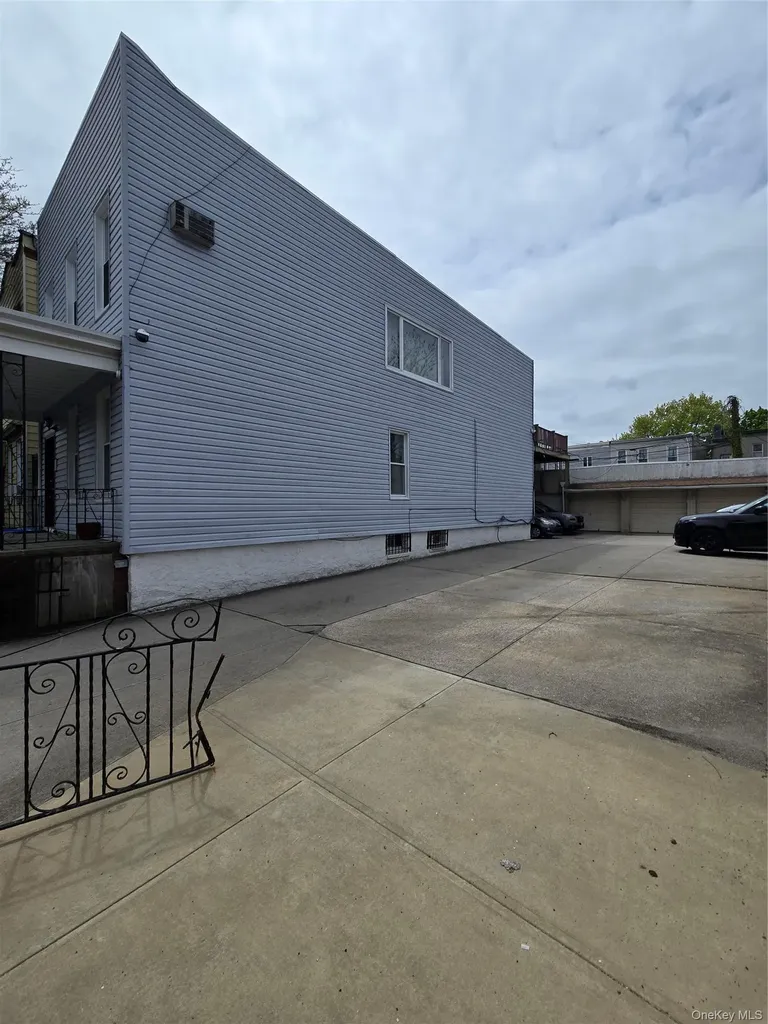 7212 66th Place Glendale NY 11385