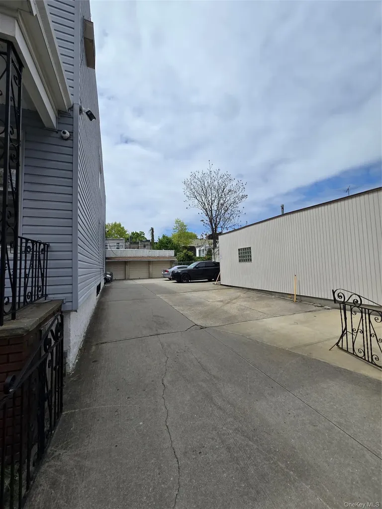 7212 66th Place Glendale NY 11385