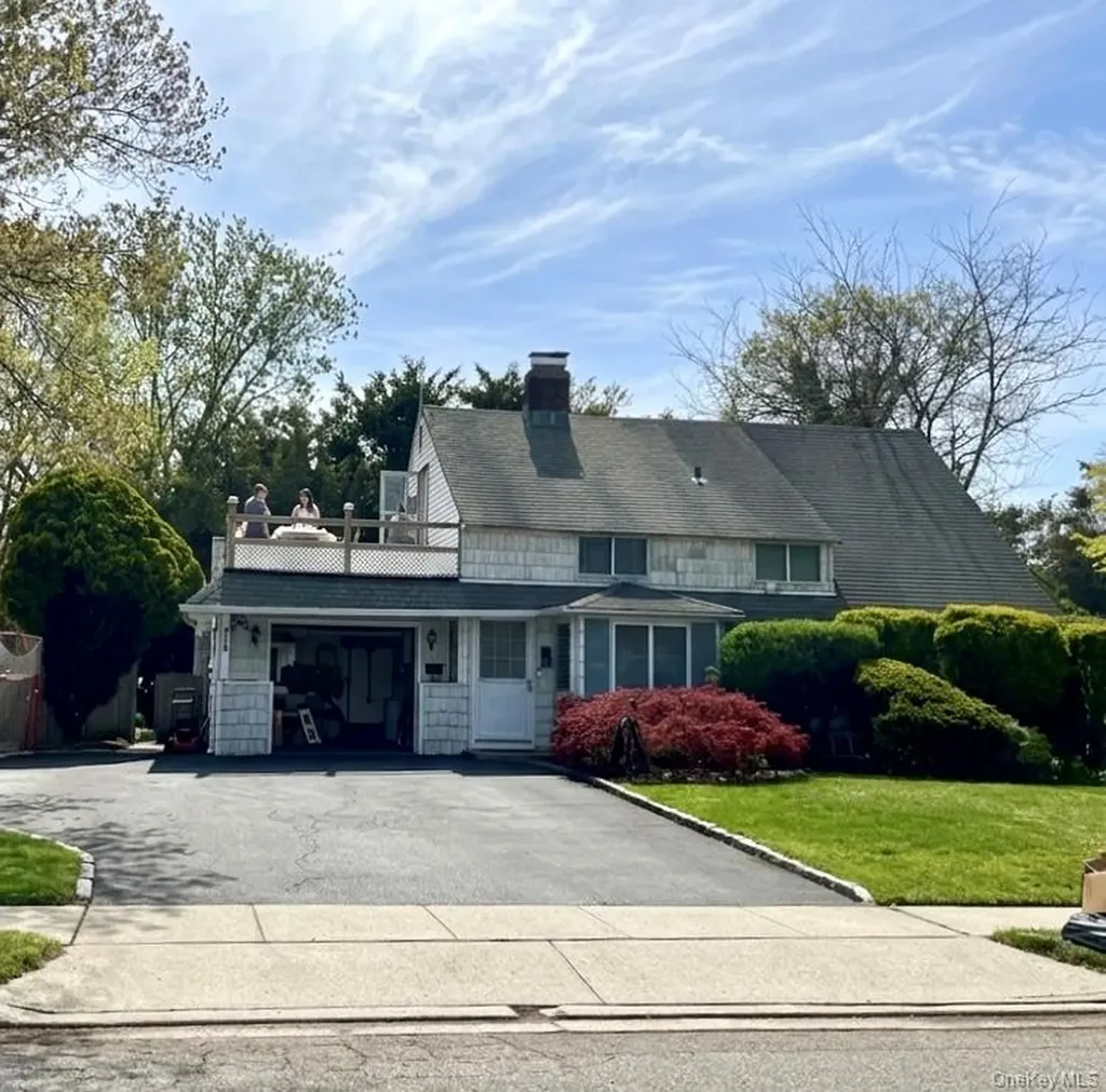 304 Acre Lane Hicksville NY 11801