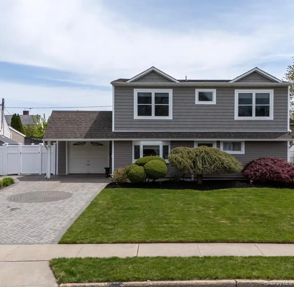 35 Martin Westbury NY 11590