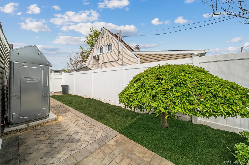 35 Martin Westbury NY 11590