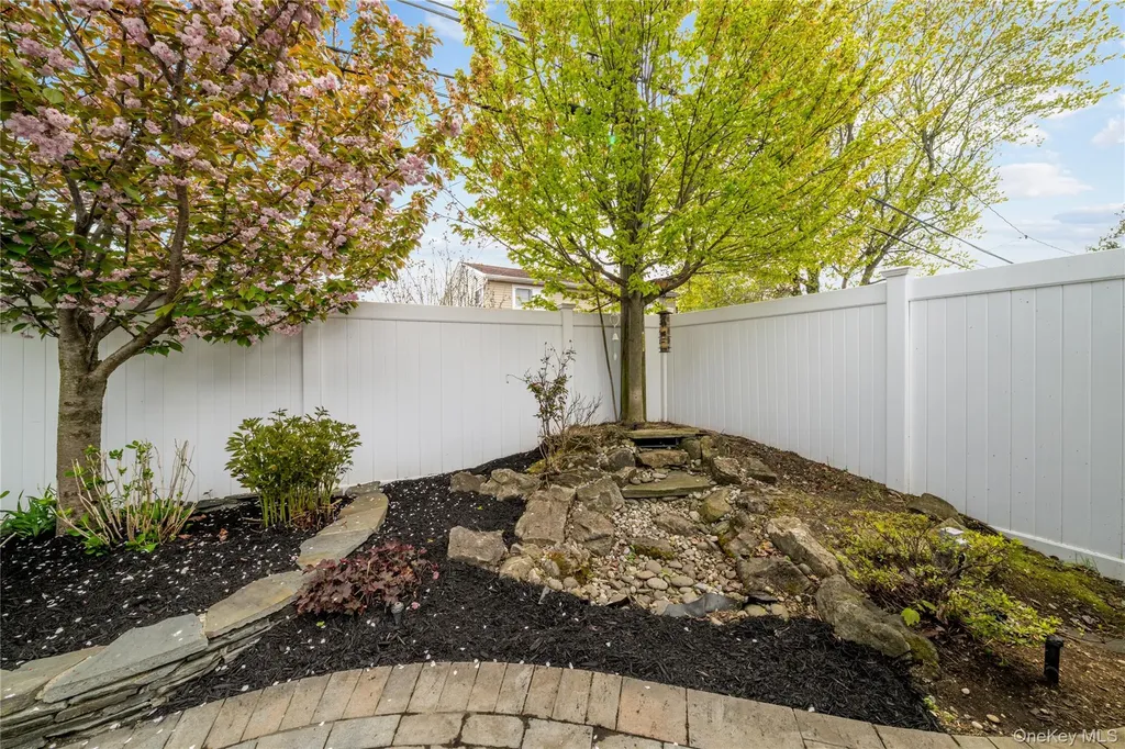35 Martin Westbury NY 11590