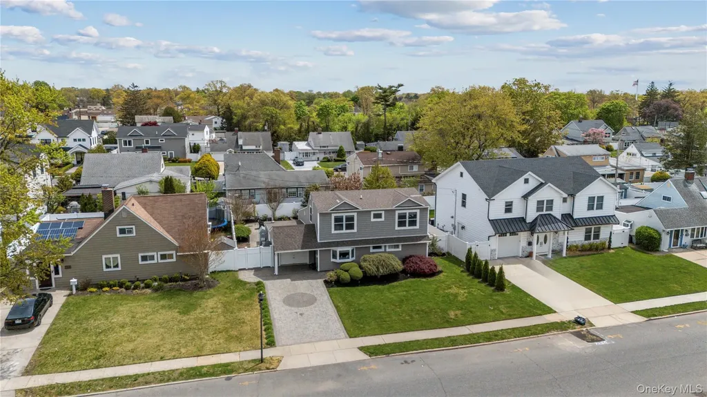 35 Martin Westbury NY 11590