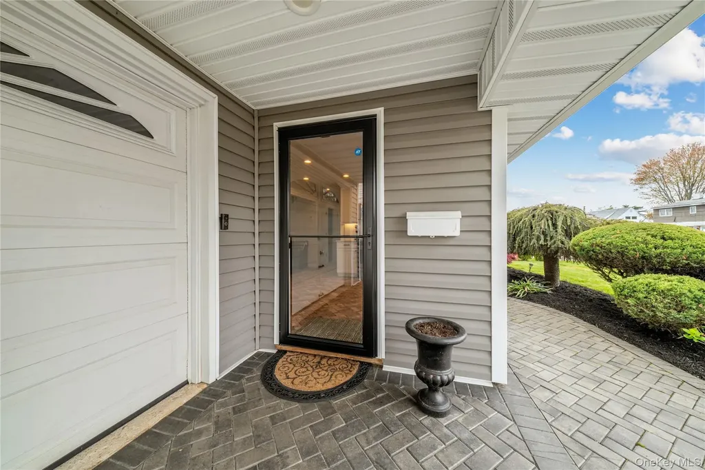 35 Martin Westbury NY 11590