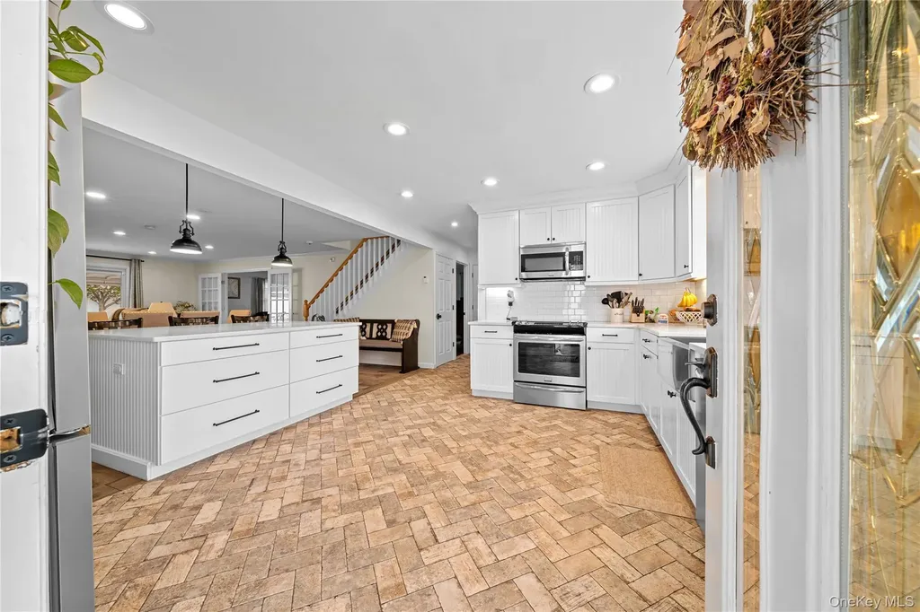 35 Martin Westbury NY 11590