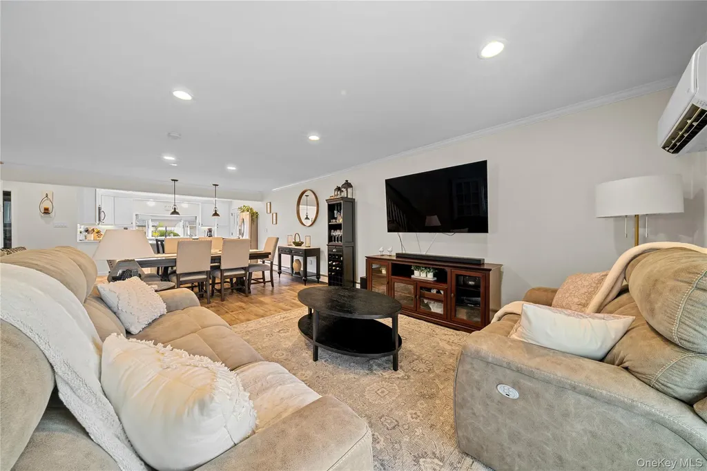 35 Martin Westbury NY 11590