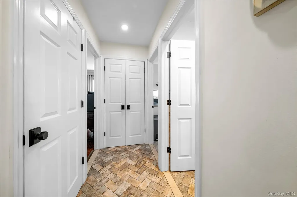 35 Martin Westbury NY 11590