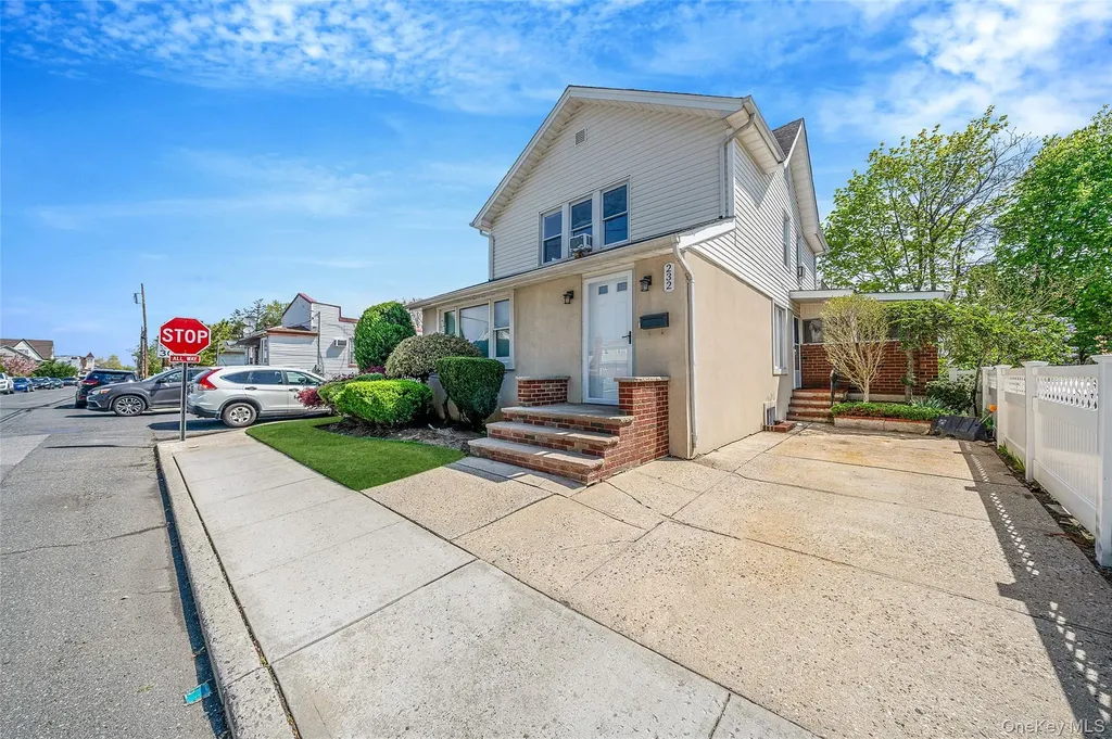 232 Waldorf Avenue Elmont NY 11003