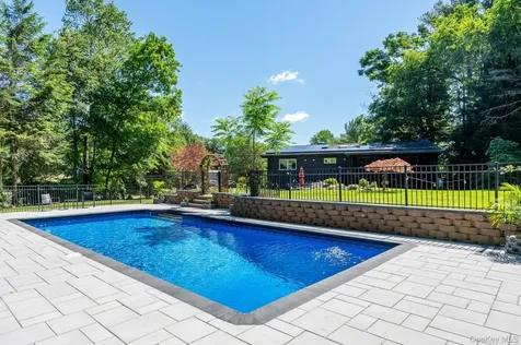 27 Lakeview Avenue W Cortlandt Manor NY 10567