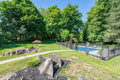 27 Lakeview Avenue W Cortlandt Manor NY 10567