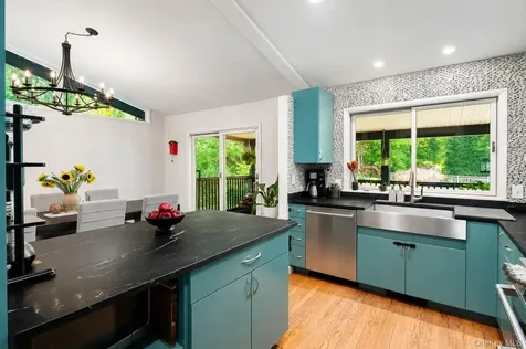 27 Lakeview Avenue W Cortlandt Manor NY 10567