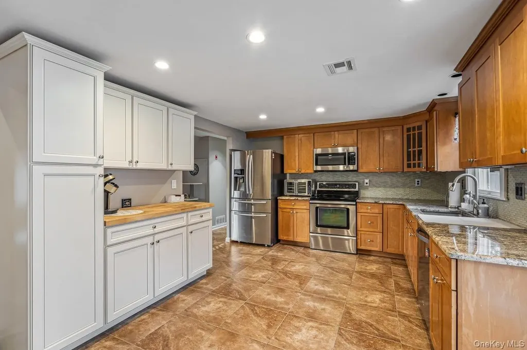 79 White Pine Way Medford NY 11763
