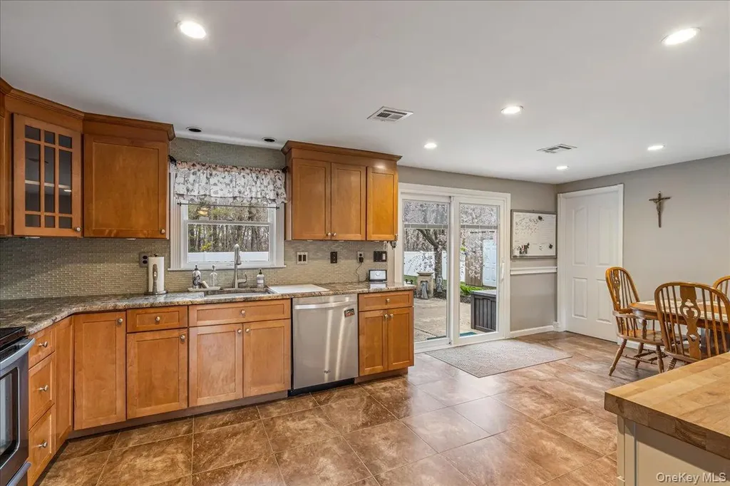 79 White Pine Way Medford NY 11763