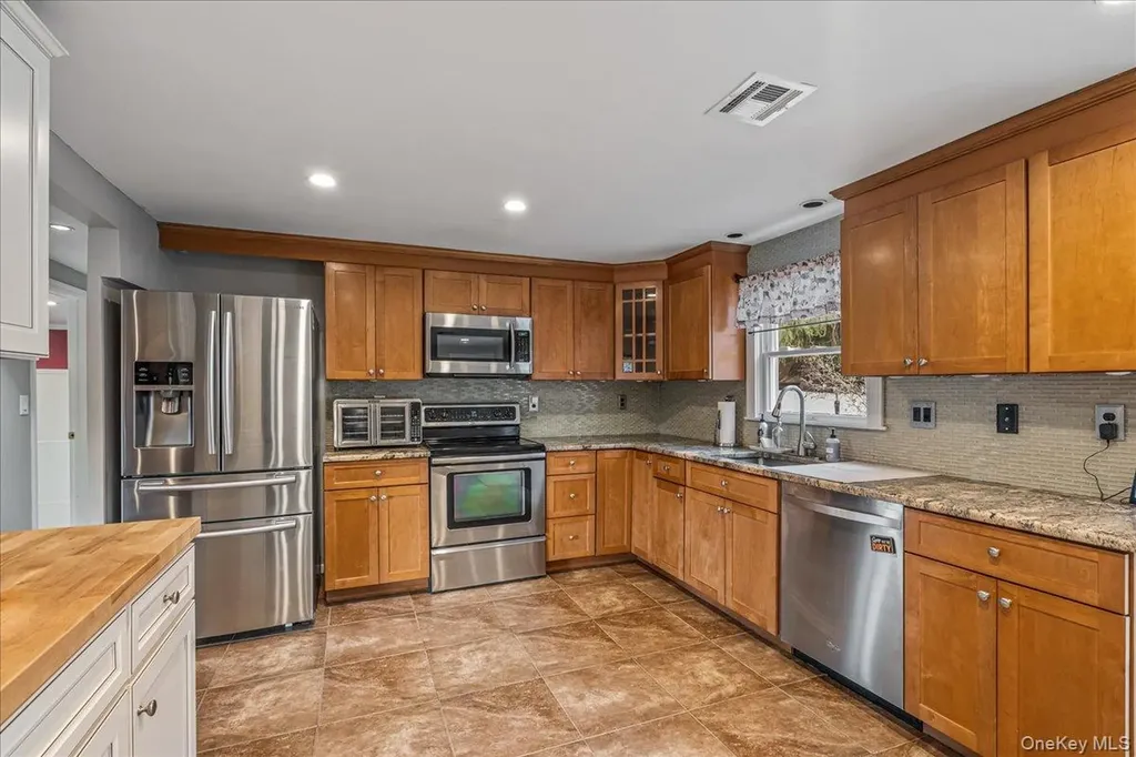 79 White Pine Way Medford NY 11763