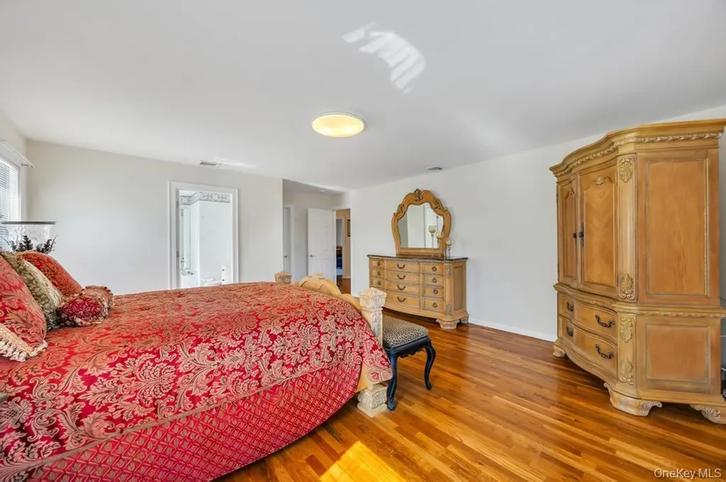 64 Cottage Place Mineola NY 11501