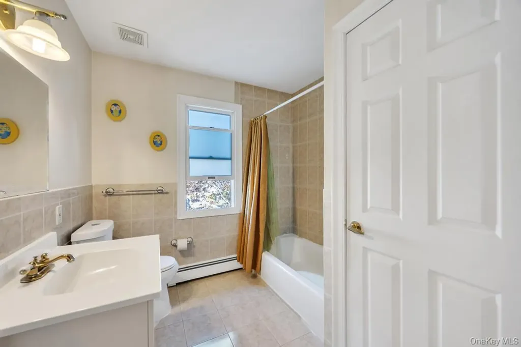 64 Cottage Place Mineola NY 11501
