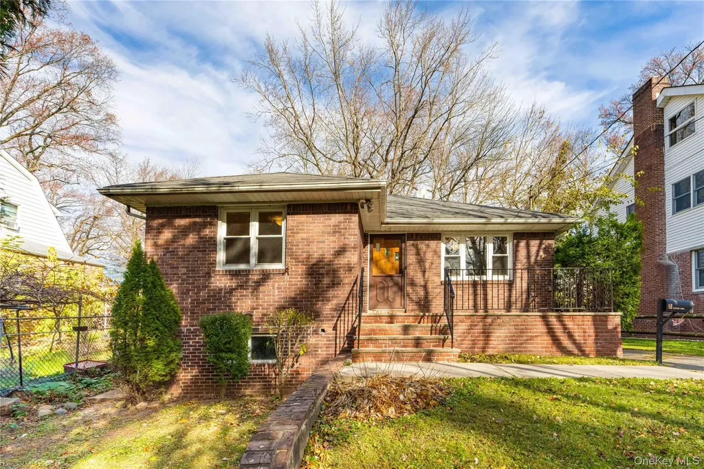81 Midland Staten Island NY 10308